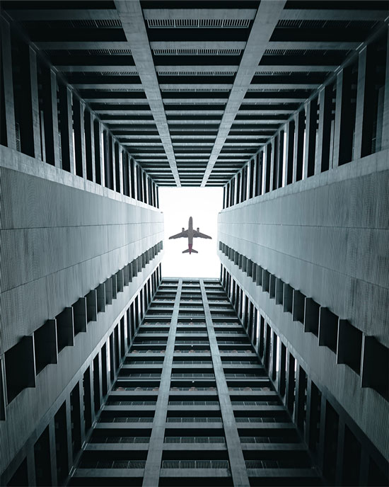 Avion au dessus d'immeubles symbolisant les opérations de fusion-acquisition dans le secteur aéronautique – AeroFusion