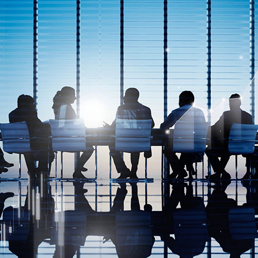 Équipe de dirigeants en discussion représentant l’expertise d’AeroFusion dans les opérations de fusion et acquisition d’entreprises industrielles